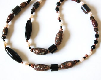 Long collier de pierres précieuses : jaspe, agate, onyx et perle, fermoir décoratif