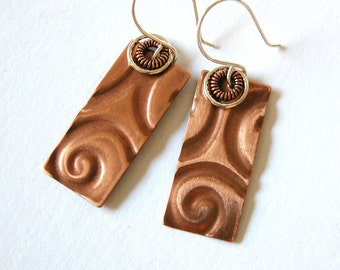 Boucles d'oreilles pendantes en cuivre gaufré / argent sterling / un peu moins de 5 cm / faites main / E-246