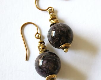 Boucles d'oreilles pendantes en charoïte violette / véritables pierres précieuses / laiton massif / 1,5 pouces de long / faites main / E-259