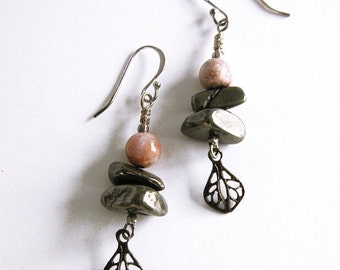 Boucles d'oreilles pendantes avec pierres précieuses mélangées / agate de l'Inde / pyrite / laiton / argent sterling / E-38 fait main