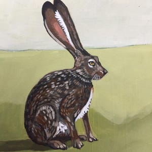 Peut inclure: Une peinture représentant un lièvre brun aux longues oreilles, avec des accents de fourrure blanche et un pelage tacheté foncé. Le lièvre est assis de profil sur un fond vert clair, avec des coups de pinceau visibles et un œil détaillé.
