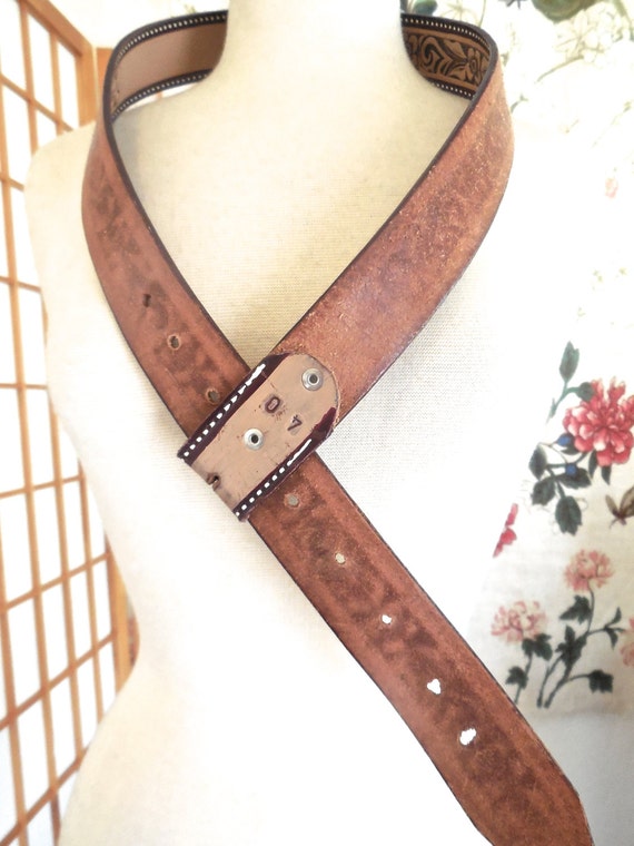 Vintage 80s Hand Tooled Leather Belt Brown and Ta… - image 4