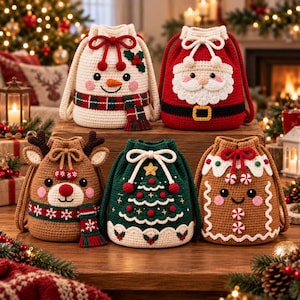 Pode incluir: Cinco bolsas de crochê com cordão e designs natalinos: um boneco de neve, Papai Noel, uma rena, uma árvore de Natal e um boneco de gengibre. Cada bolsa tem um esquema de cores único, incluindo vermelho, verde, branco e marrom, com detalhes.