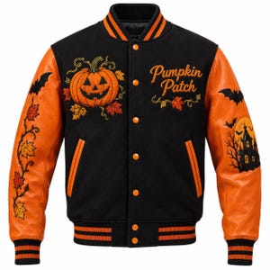 Puede incluir: Una chaqueta universitaria negra y naranja con bordados de Halloween. El frente muestra una calabaza, el texto "Pumpkin Patch" y hojas de otoño. Las mangas presentan murciélagos, una casa embrujada y patrones de enredaderas.