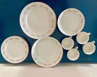 Zestaw obiadowy Vintage Rose China Whispering Pine – porcelana z połowy XX wieku, złote wykończenia (Japonia, lata 50. XX wieku)