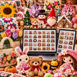 Puede incluir: Una colección de artículos de ganchillo coloridos que incluye animales de peluche, bolsos florales, una casa de jengibre y mantas. Dos portátiles muestran cuadrículas de patrones similares. La escena incluye un conejo, oso, muñeca y tortuga.