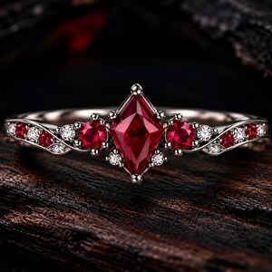 Anillo gótico de rubí con talla cometa, banda vintage con diseño de enredadera, joyería de compromiso con piedra preciosa roja.