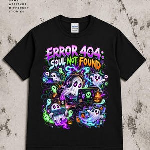 Op de afbeelding: Een zwart t-shirt met korte mouwen en een levendige grafische print met de tekst "ERROR 404: SOUL NOT FOUND". Het ontwerp toont meerdere cartoongeesten met koptelefoons die op computers werken, omringd door neonkleuren en diverse iconen.