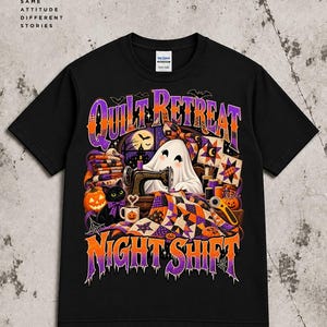 Può includere: Una t-shirt nera con la grafica di un fantasma che cuce una trapunta insieme a un gatto nero, zucche e una macchina da cucire. Il testo "QUILT RETREAT NIGHT SHIFT" è in viola e arancione. Il design include pile di stoffa e una taglierina rotante.