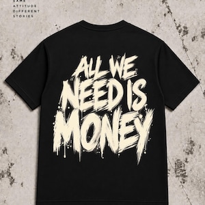Può includere: Una t-shirt nera a maniche corte con il testo color bianco sporco ALL WE NEED IS MONEY in uno stile a pennellate consumate sul retro. Il capo include il testo del marchio DROPWEAR MORE THAN A T-SHIRT, SAME ATTITUDE DIFFERENT STORIES e BLACK EVERYDAY STYLE ANYWHERE.