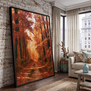 Könnte beinhalten: Ein großes, rechteckiges gerahmtes Wandbild, das einen Waldweg im Herbst darstellt. Die Szene zeigt hohe Bäume mit leuchtend orangefarbenem, rotem und gelbem Laub sowie einen Teppich aus gefallenen Blättern, der den Boden des Waldwegs bedeckt.