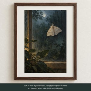 Puede incluir: Una obra de arte digital enmarcada de 30,48 x 45,72 cm que muestra una polilla p&aacute;lida en una ventana con lluvia por la noche. Una luna llena brilla en el cielo oscuro sobre siluetas de &aacute;rboles. Una planta verde est&aacute; en primer plano.
