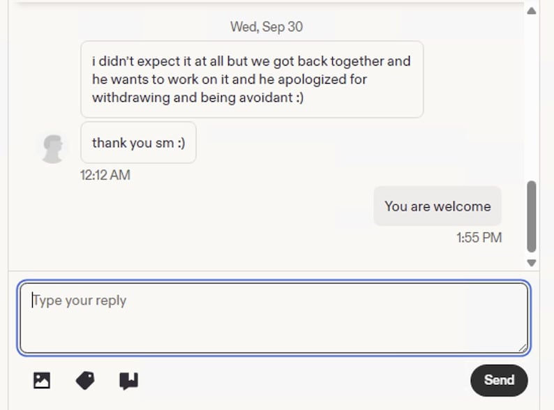 Op de afbeelding: Een digitale chatinterface met een bericht van woensdag 30 september: i didn't expect it at all but we got back together and he wants to work on it and he apologized for withdrawing and being avoidant :) thank you sm :)