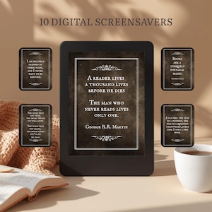Op de afbeelding: Een set van 10 digitale screensavers met donkerbruine, getextureerde achtergronden en witte citaten over lezen. Het centrale scherm toont een citaat van George R.R. Martin, omringd door vier kleinere rechthoekige kaarten met citaten.