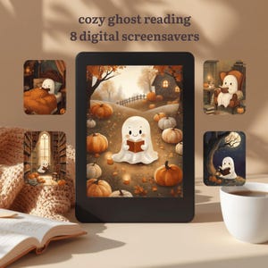 Op de afbeelding: Een zwarte e-reader met een digitale screensaver van een wit spookje dat een boek leest in een pompoenveld. De tekst cozy ghost reading 8 digital screensavers is zichtbaar boven het apparaat, omringd door vier kleine afbeeldingen.