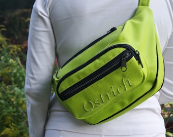 Marsupio/zaino in ecopelle con ricamo di struzzo. Verde intenso. Autentico, pezzo unico. 4 tasche con cerniera. Tracolla lunga.