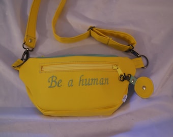 Borsa a tracolla in ecopelle gialla e menta con ricami.