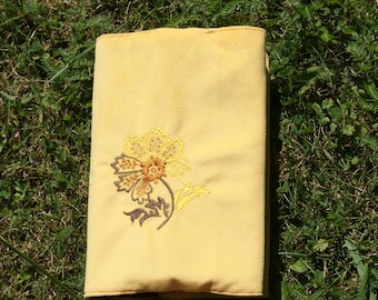Una copertina per libri in velluto ricamata, completa di sacchetto con coulisse, perfetta per un regalo originale o per gli amanti dei libri.