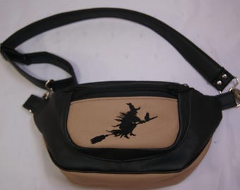 Questo marsupio in similpelle con ricamo di una strega è un pezzo unico, perfetto come regalo o come accessorio alla moda. È dotato di tre comode tasche con cerniera e una tasca interna.