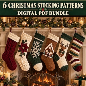 Peut inclure: Un lot de 6 modèles de chaussettes de Noël en format PDF numérique. L'image présente six chaussettes crochetées suspendues, chacune avec des motifs distincts : torsades, poinsettia, flocon de neige, maison en pain d'épices, renne et rayures.