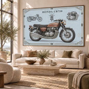 Könnte beinhalten: Ein großer rechteckiger Wandkunstdruck mit einer technischen Blaupause eines Honda CB750 Four Motorrads. Der Druck zeigt ein braunes Motorrad im Profil, mit kleineren Strichzeichnungen des Motors und der Vorderansicht auf hellblauem Grund.