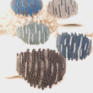 Pulsera de macramé de coral con plata/Pieza única/Arte del macramé/Arte de fibra
