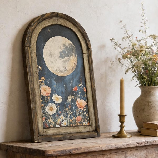 Oeuvre d'art floral de mauvaise humeur dans un cadre en bois voûté | Décoration murale botanique de ferme | Art des champs de fleurs sauvages | Art mural lune éclectique
