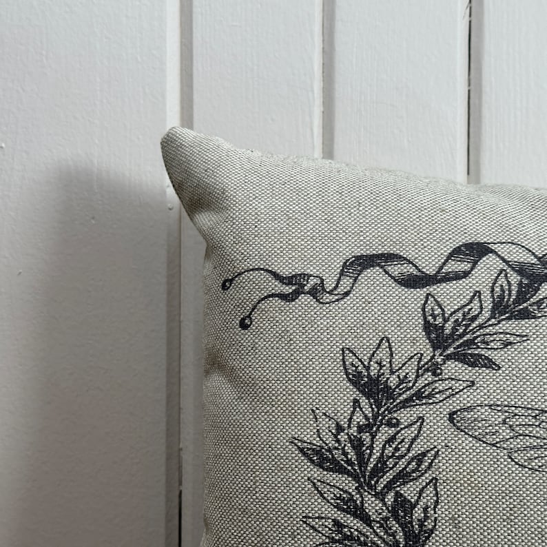 TheWatsonShop Bee Crest Throw Pillow - Thumbnail 4