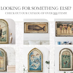Op de afbeelding: Set van zes ingelijste vintage prints met nautische thema's. De prints tonen afbeeldingen van een vrouw in badkleding, een walvis, een groep vrouwen in badkleding, een zeemeermin en een groep mensen die zwemmen. De frames zijn allemaal gebogen en hebben een verweerde houten afwerking.