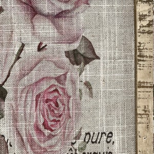 Pu&ograve; includere: Un'immagine in stile vintage di rose rosa su uno sfondo di tela strutturato. Le rose sono a fuoco e lo sfondo &egrave; sfocato. Il testo "pure, it you,  imagine" &egrave; visibile nell'angolo in basso a destra dell'immagine.