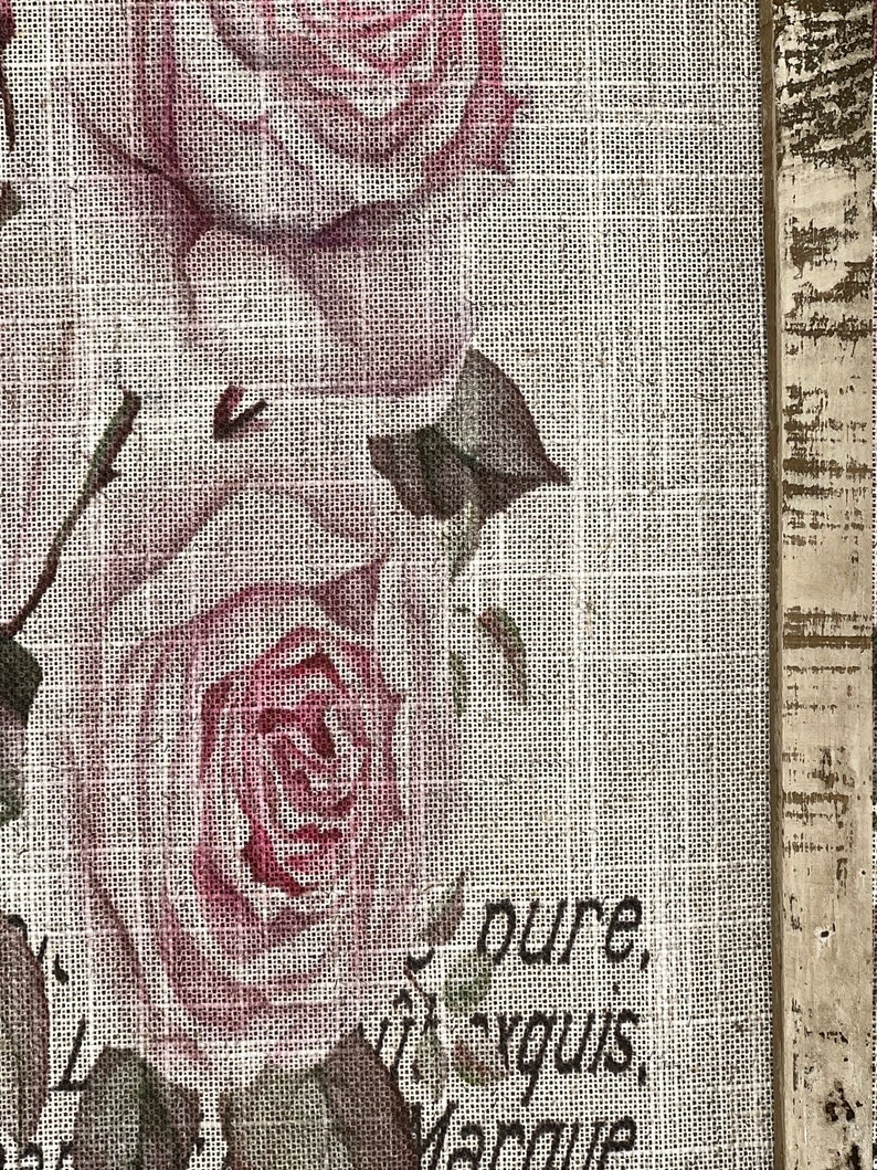 Pu&ograve; includere: Un'immagine in stile vintage di rose rosa su uno sfondo di tela strutturato. Le rose sono a fuoco e lo sfondo &egrave; sfocato. Il testo "pure, it you,  imagine" &egrave; visibile nell'angolo in basso a destra dell'immagine.