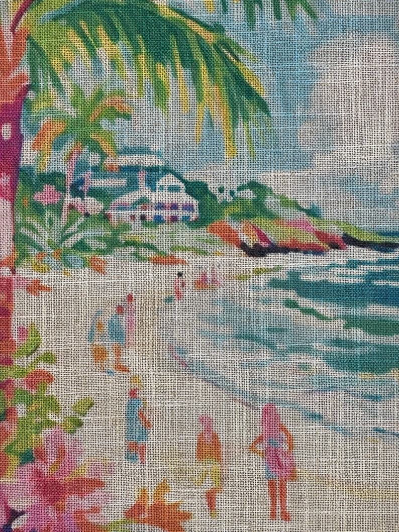 K&ouml;nnte beinhalten: Eine Vintage-Strand-Szene mit Palmen, einem wei&szlig;en Geb&auml;ude und Menschen am Strand. Das Bild ist auf einem strukturierten Stoff gedruckt.