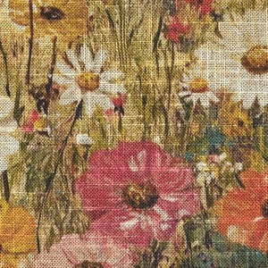Puede incluir: Primer plano de una tela floral con textura de arpillera. La tela presenta una variedad de flores en tonos de rosa, amarillo y blanco, con hojas y tallos verdes.