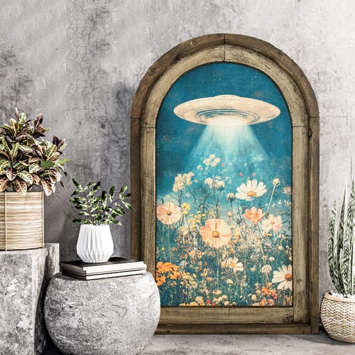 Décoration murale éclectique dans un cadre arqué en bois massif | Décoration murale Cottagecore | Art mural floral de mauvaise humeur | Cadeau bohème | Fleurs bleues fantaisistes avec OVNI