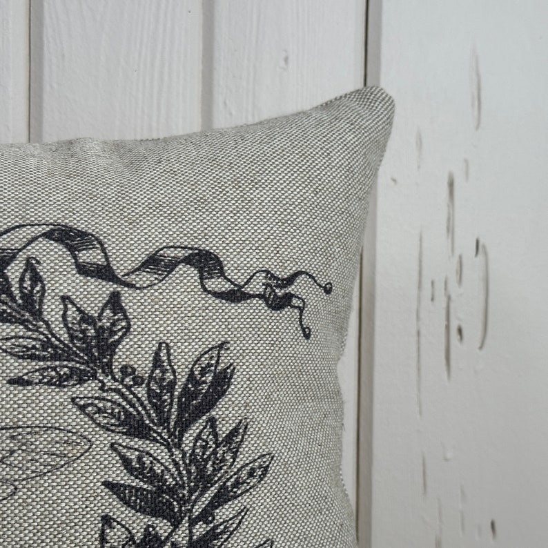 TheWatsonShop Bee Crest Throw Pillow - Thumbnail 3