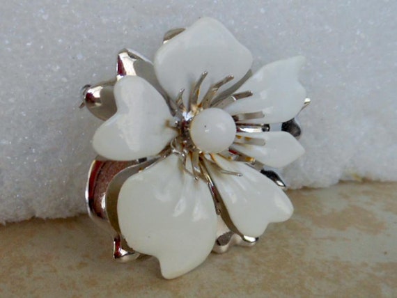 White Flower Brooch   Sarah Coventry    Large Sta… - image 2