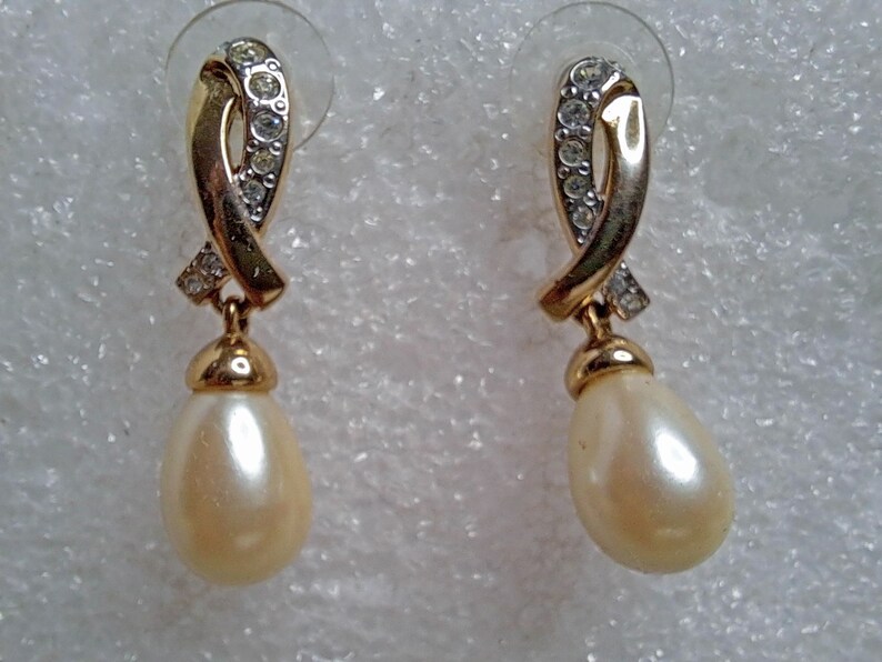 For Pierced Ears Vintage Gold Tone Faux Diamond /& Pearl Dangle Earrings