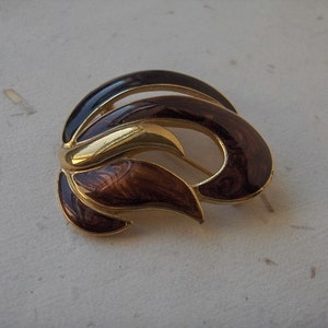 Vintage Trifari Gold Tone Brown Enamel Swirl Brooch