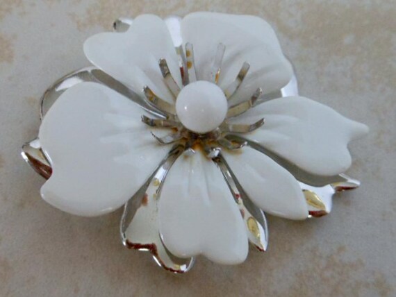 White Flower Brooch   Sarah Coventry    Large Sta… - image 3