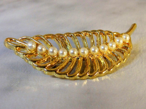 Aai brooch sale