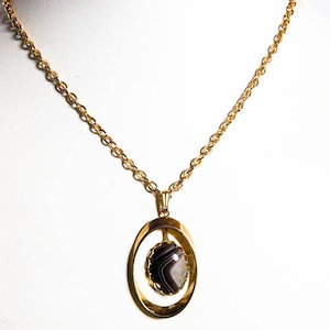 Vintage Gold Tone Pendant Necklace with Black Banded Agate Stone – 18 Inch Chain – 1970s Modernist Jewelry