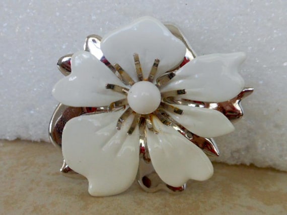White Flower Brooch   Sarah Coventry    Large Sta… - image 1