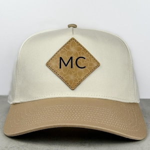 Gorra con inicial personalizada / Parche de piel sintética Plumeria / Gorra snapback estructurada color crema y caqui / Gorra con monograma personalizado