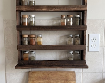 Estante rústico de madera para especias, estante de 4 niveles para montaje en pared en madera quemada, organizador de cocina de estilo rústico para frascos, pared o encimera.