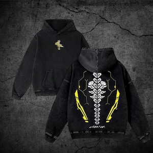 Peut inclure: Un sweat à capuche noir avec un petit motif jaune sur la poitrine. Le dos présente un grand dessin de colonne vertébrale mécanique blanc et jaune avec des accents géométriques et le texte CYBERPUNK imprimé près de l'ourlet inférieur.