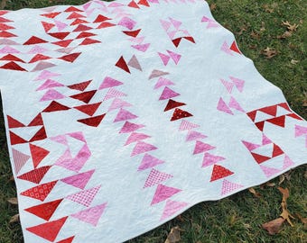 Flying Home Quilt PDF Pattern – Modern Geometric Quilt – Fat Quarter Friendly Beginner/Intermediate Pattern by Four Robbins
