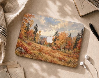 Könnte beinhalten: Eine rechteckige Laptop-Hülle mit einem detaillierten Landschaftsgemälde eines Herbstwaldes mit goldenem, orangefarbenem und rotem Laub, hohen Nadelbäumen und einem bewölkten Himmel. Das Design enthält einen mittigen Ausschnitt für das Apple-Logo.