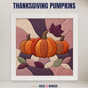 Peut inclure: Une œuvre d'art murale carrée encadrée intitulée THANKSGIVING PUMPKINS présentant un collage en tissu de trois citrouilles orange à tiges brunes, entourées de formes abstraites et de feuilles violettes et crème, avec le texte HAZEL & WONDER en dessous.