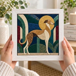 Könnte beinhalten: Ein quadratisches gerahmtes Wandbild mit einem stilisierten hellbraunen und braunen Hund im Profil vor einem geometrischen Hintergrund aus dunkelblauen, türkisfarbenen und grünen Stoffmustern mit einem großen goldenen Heiligenschein.