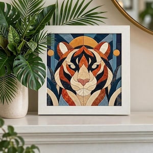 Puede incluir: Una pieza de arte mural cuadrada enmarcada que presenta un rostro de tigre estilizado compuesto por segmentos geométricos en tonos naranja, crema, negro y azul. El tigre está centrado sobre un fondo de líneas verticales azules y dos pequeños círculos amarillos.